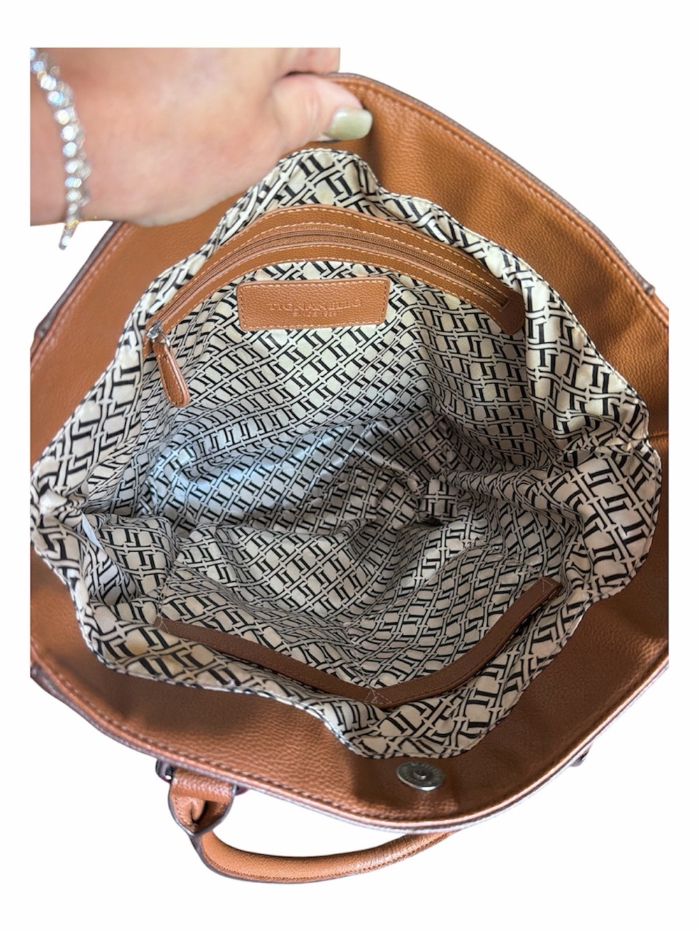 Tignanello Set of 3 - 2 Totes and a Pouch - Picture 4 of 16